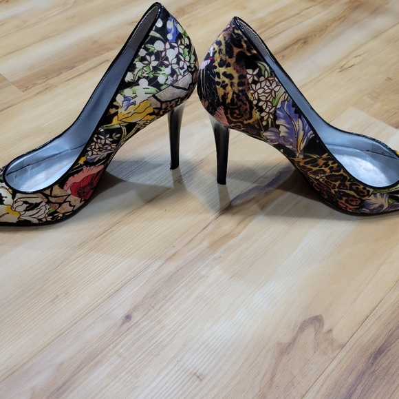 Guess - Picture 2 of 8